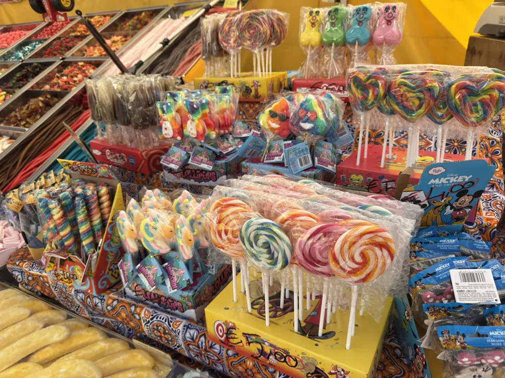 Lecca lecca a spirale e a cuore di tutti i colori